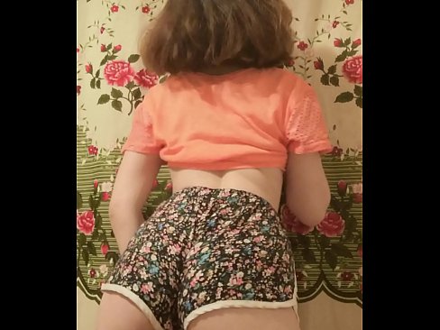 ❤️ Dhallaan yar oo sexy ah oo iska siibaysa surwaalka gaaban ee kamarada ❤ lulataaye%so.hentaisun.ru ❌️